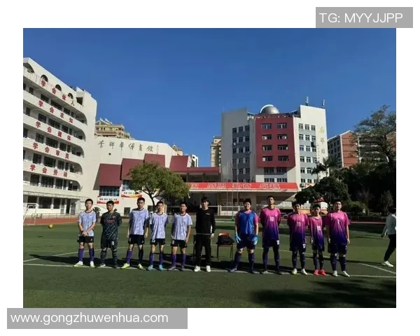 校园足球联赛激情四溢青春拼搏展现团队精神与竞技魅力 校园足球联赛激情四溢青春拼搏展现团队精神与竞技魅力